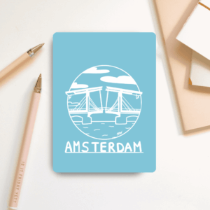 Afscheidscadeau collega 37 Ansichtkaart van de Magere Brug in Amsterdam op een bureau